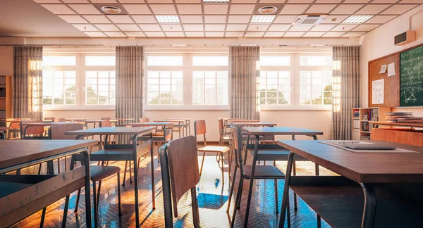 Interieur Van Een Traditionele School Klaslokaal Met Houten Vloer Meubilair — Stockfoto