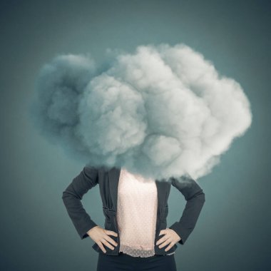 Kafası bulutlarda iş kadını