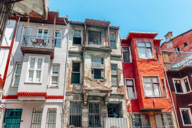 İstanbul 'da eski ve harap olmuş ahşap evler. Türkiye
