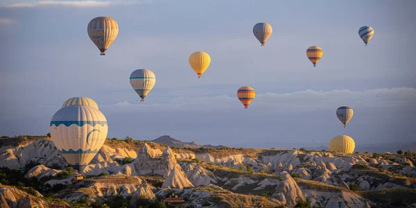 Goreme Τουρκια Ιουνίου 2022 Πολύχρωμα Αερόστατα Θερμού Αέρα Πετούν Κατά — Φωτογραφία Αρχείου