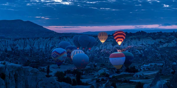Goreme Turkey Ιουνίου 2022 Αερόστατα Θερμού Αέρα Πετούν Πάνω Από — Φωτογραφία Αρχείου