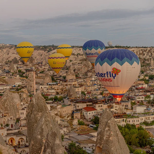 Goreme Turkey June 2022 Hot Air Balloons Fly Low City — Foto Stock