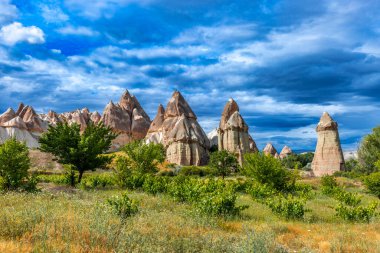 Aşk vadisi kaya oluşumları, mavi gökyüzü. Lanet olsun. Türkiye.
