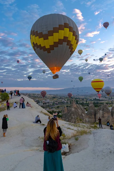 Goreme Turkey June 2022 Hot Air Balloon Flies Tourists — Foto Stock