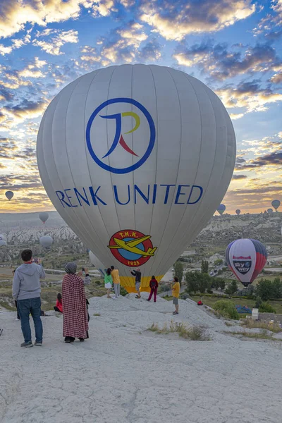Goreme Turkey June 2022 Hot Air Balloon Flies Tourists Hills — Zdjęcie stockowe