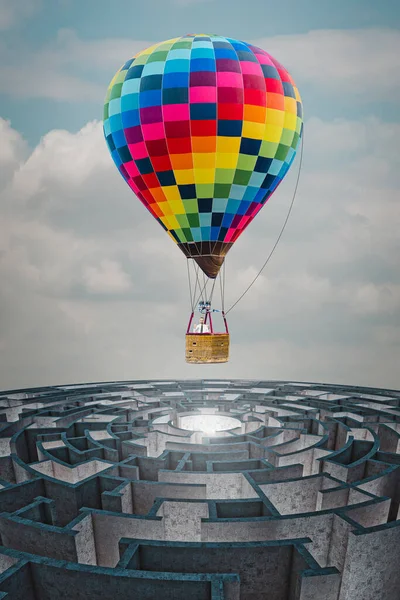 Man Comes Out Labyrinth Thanks Hot Air Balloon — Stockfoto