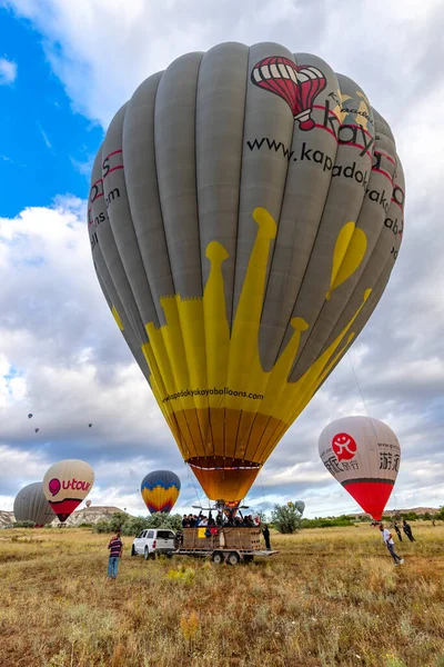 Goreme Turkey June 2022 Hot Air Balloons Landing Goreme Hills — Fotografia de Stock