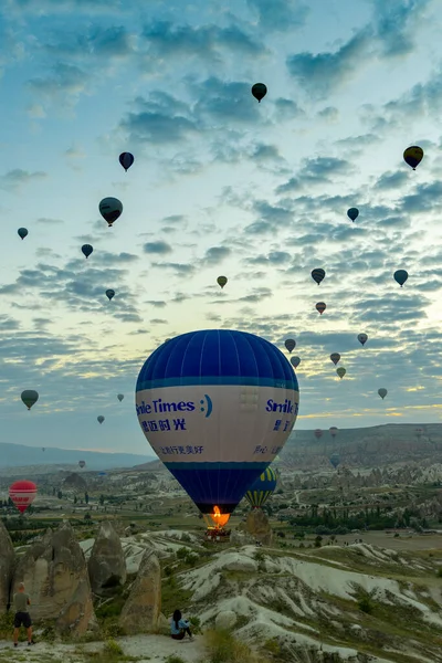 Goreme Turchia Giugno 2022 Turisti Guardano Spettacolo Mongolfiera Cappadocia — Foto Stock