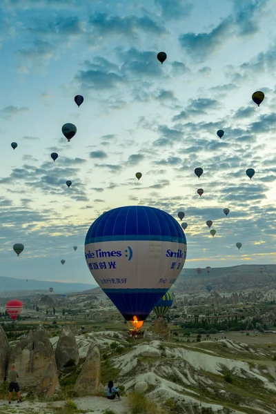 Goreme Turkey Juni 2022 Turister Titta Varmluftsballong Show Kappadokien — Stockfoto