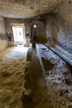 Açık hava müzesi yemekhanesi, kayaya oyulmuş bir oda. Türkiye.