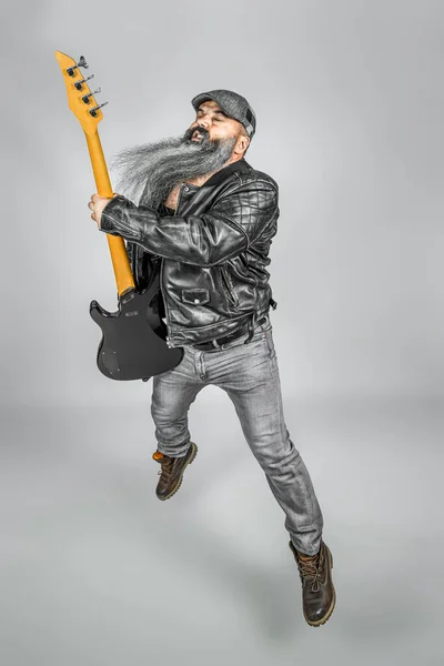 Rocker Guitar Long Beard Performing Jump While Playing — Stock Photo, Image