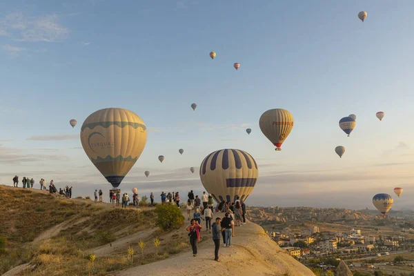 Goreme Türkei Juni 2022 Heißluftballon Fliegt Tief Über Der Stadt — Stockfoto