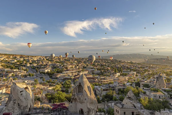 Goreme Turkey June 2022 Hot Air Balloon Flies Low City — Stock Photo, Image