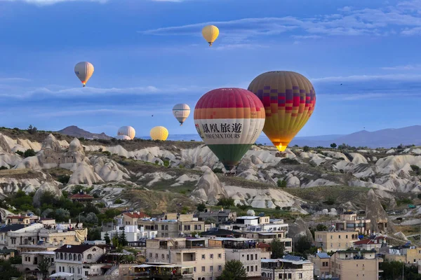 Goreme Türkei Juni 2022 Heißluftballon Fliegt Über Die Stadt Göreme — Stockfoto