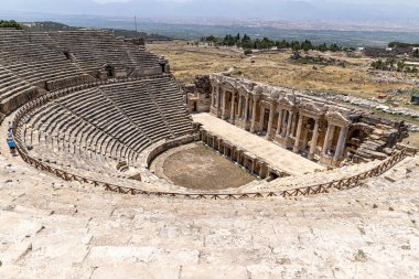 PAMUKALE / TURKEY - 02 Temmuz 2022: Pamukkale 'deki Amphi Tiyatrosu