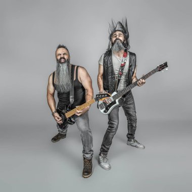 Rock 'çılar bir performans sırasında bas ve elektro gitar çalarlar
