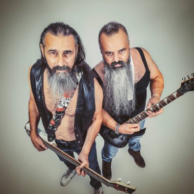 Gitarist ve uzun sakallı basçı. Stüdyo çekimi