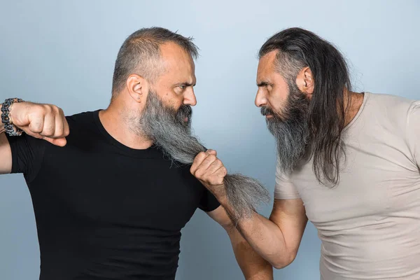 Hombres Con Barba Larga Actitud Agresiva Plano Estudio — Foto de Stock