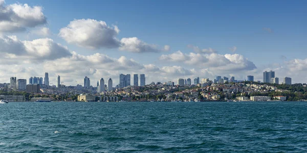 İstanbul şehri denizden görünüyor
