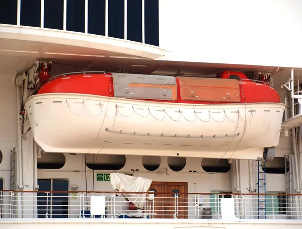Barco salva-vidas pequeno em um navio grande — Fotografia de Stock