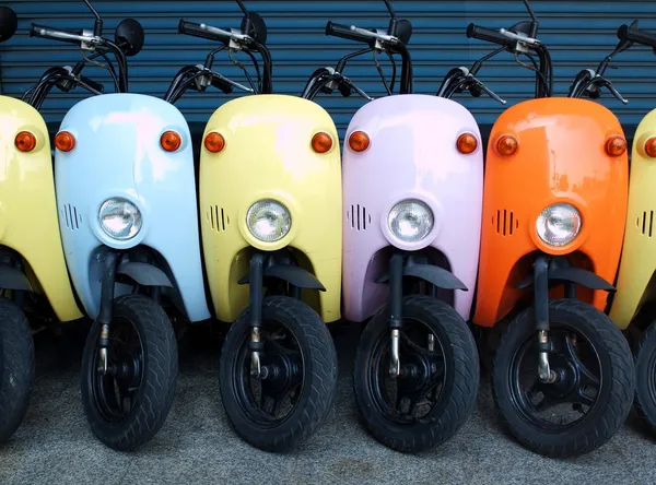 Kleurrijke scooters huur — Stockfoto