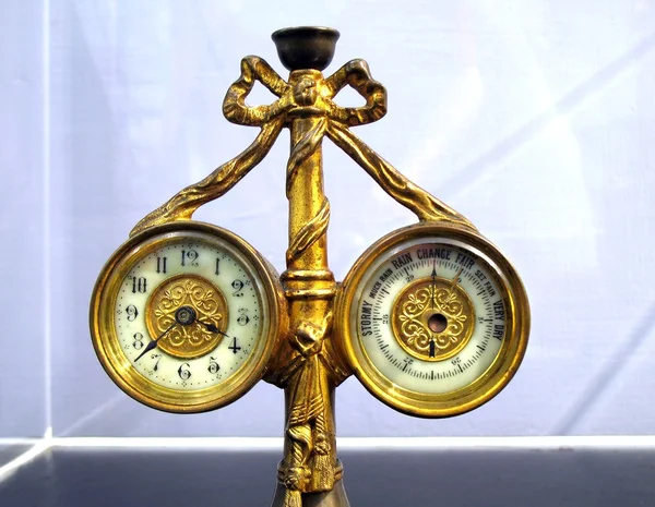 Vecchio orologio e barometro — Foto Stock