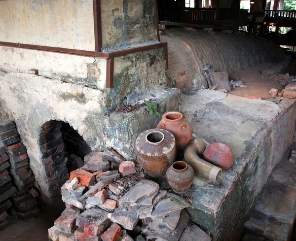 Oude aardewerk oven — Stockfoto