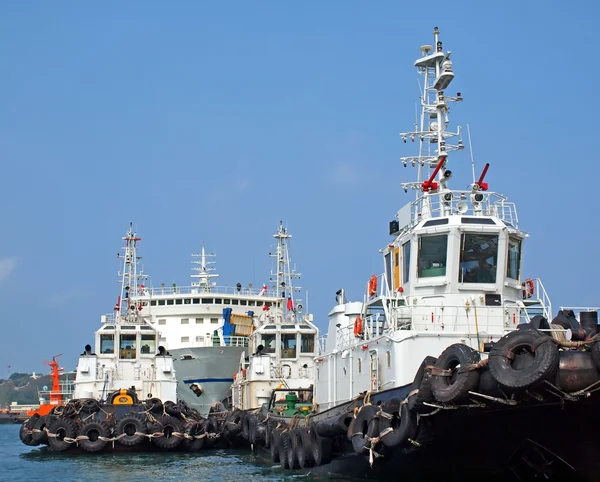 Un șir de bărci de tugboats în port — Fotografie, imagine de stoc