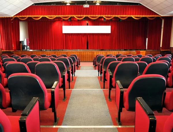 Auditório moderno com cortinas vermelhas — Fotografia de Stock