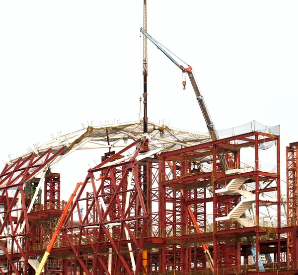 Grande local de construção com guindastes — Fotografia de Stock