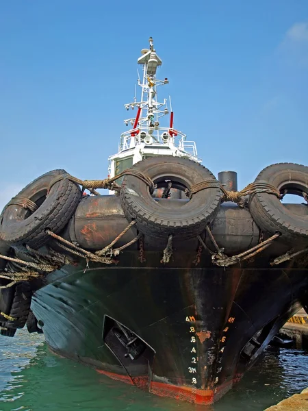 Sleepboot met grote banden — Stockfoto