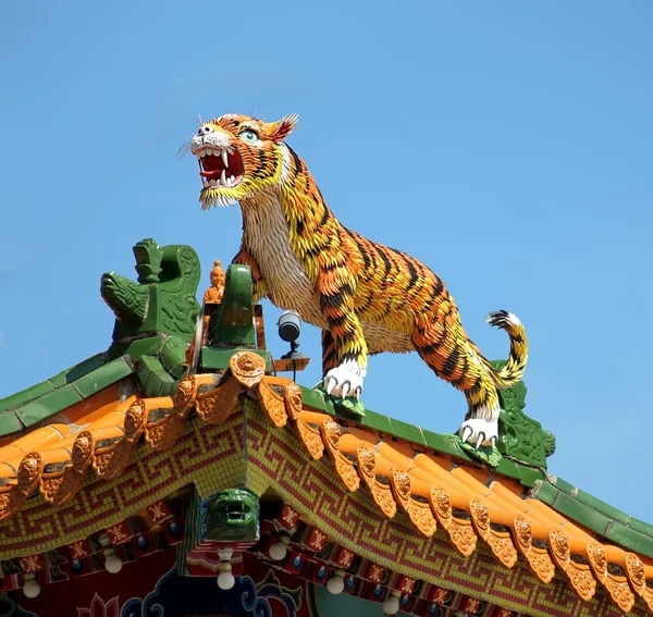 Escultura de tigre decora telhado do templo chinês — Fotografia de Stock