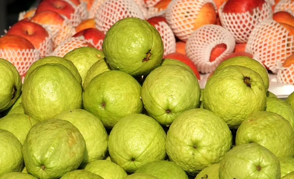 Čerstvý kvajávy a jablka na prodej — Stock fotografie