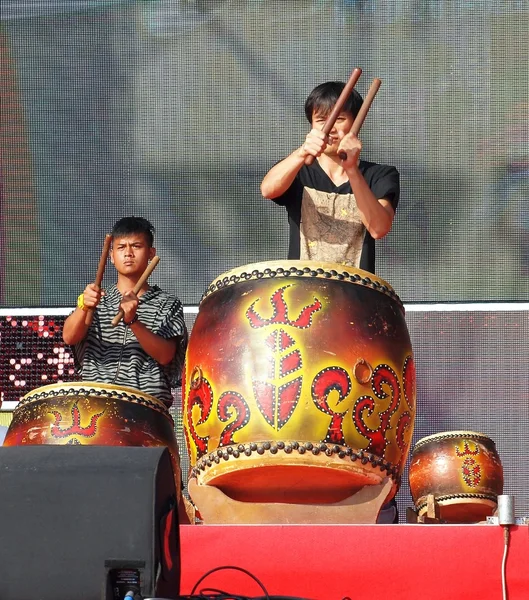 Bateristas nativos se apresentam em Taiwan — Fotografia de Stock