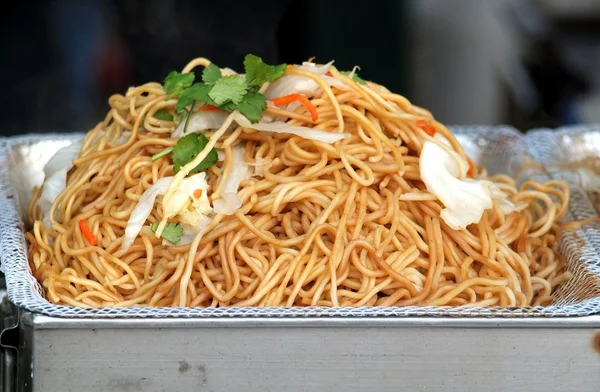 Macarrão frito chinês — Fotografia de Stock