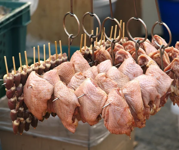 Grandi bistecche di pollo su spiedini — Foto Stock