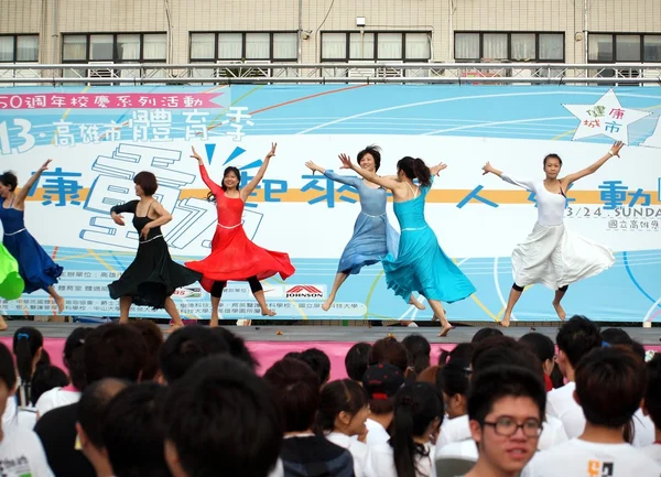 Bailarinas femeninas actúan en un evento de fitness —  Fotos de Stock