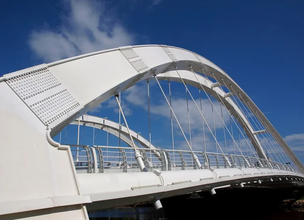 Ponte pedonal moderna com arcos duplos — Fotografia de Stock