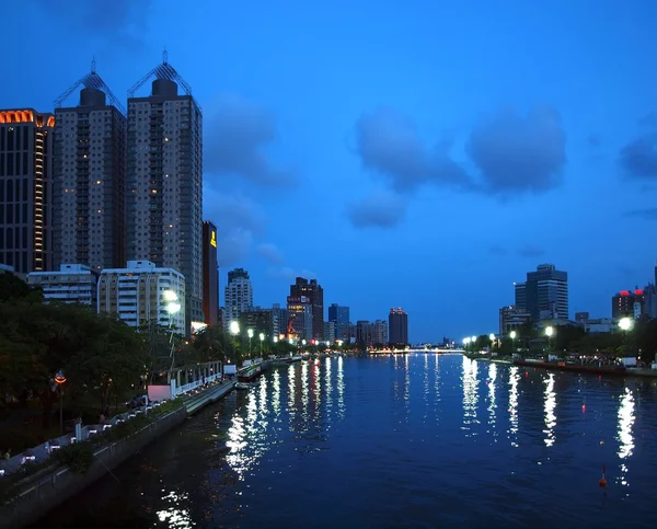Il fiume dell'amore a Kaohsiung di notte — Foto Stock