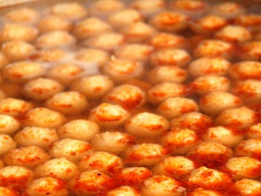 Baharatlı balık topu çorbası