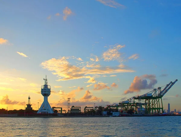 Vista da entrada do porto de Kaohsiung após o pôr do sol — Fotografia de Stock