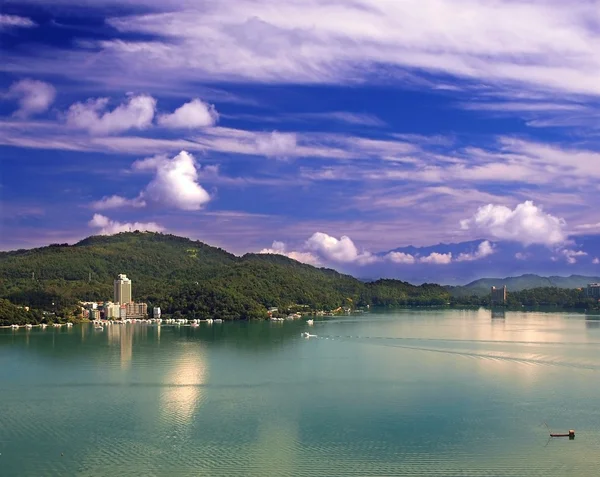 Slavný slunce měsíc jezero — Stock fotografie