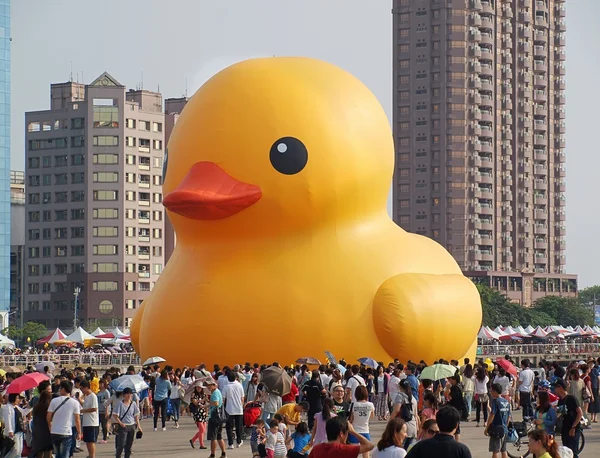 Jätte gummi anka besöker taiwan — Stockfoto