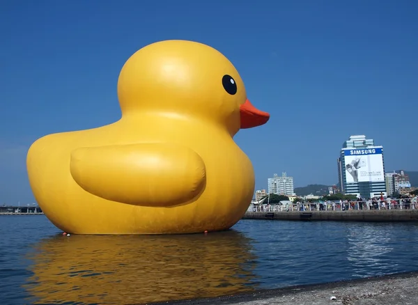 Reus rubber duck bezoeken taiwan — Stockfoto