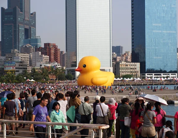 Jätte gummi anka besöker taiwan — Stockfoto