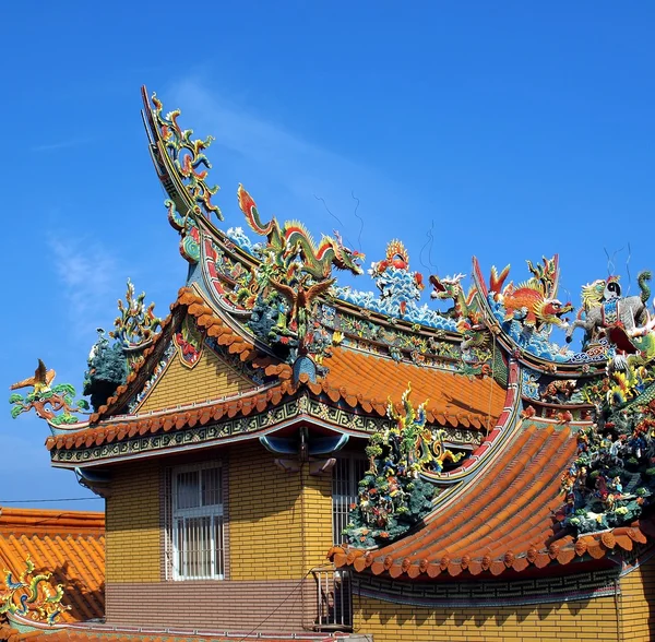 Багато прикрашені китайський дах храму — стокове фото
