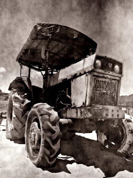 Vecchio trattore arrugginito con sfondo Grunge — Foto Stock