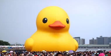 Dev lastik ördek Tayvan ziyaret etti.