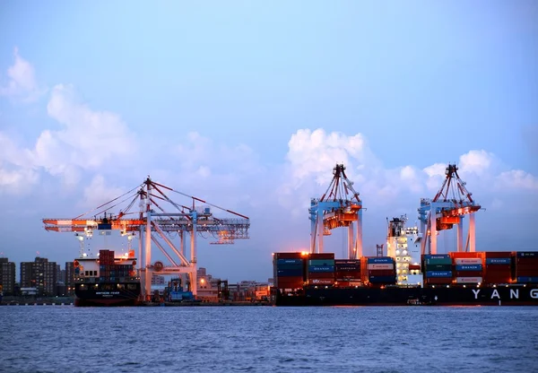 Terminal de contenedores Kaohsiung al anochecer —  Fotos de Stock