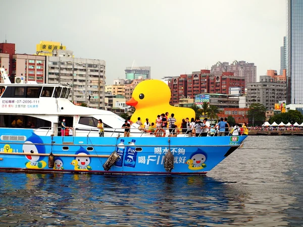 Pato de borracha gigante visita Taiwan — Fotografia de Stock